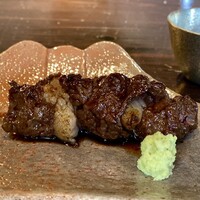 たでの葉 - 秋田 ツキノワグマ タレ焼き
                    肩肉ともも肉、肉肉しく食感がしっかりと、ずっと噛んでいられます。
                    野性味ある味ですが臭みはなく美味しいです♪
                    特に脂身に甘みがあって美味、山葵たっぷりでいただきました。