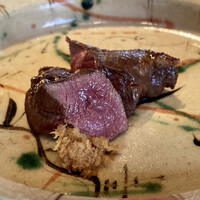 たでの葉 - 蝦夷鹿ヒレ肉
                    鹿ですね！害獣駆除を目的として10月から狩猟解禁となっている蝦夷鹿なのだそうです。
                    ヒレ肉は柔らかで噛むとジュッと旨味が溢れます。
                    フォースラディシユの爽やかな辛みがとても良く合います。