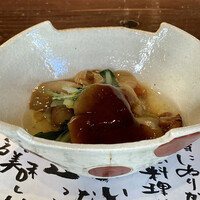 たでの葉 - 天然茸のお浸し
                      天然茸はナメコにハナイグチ、三つ葉と菊花のお浸しです。
                      秋ですね、天然の茸がまあ立派なサイズ！
                      トゥルンとした滑りが喉越し良く、たっぷりなお出汁と一緒にズルズルっと♪