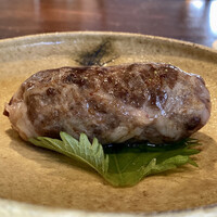たでの葉 - 鹿児島 天然鴨つくね
                    凄く美味しいと連れも大絶賛！
                    鴨肉のつくねを網脂で包み炭火で焼いているのですが、脂が滴り見るからに旨そう！
                    粗挽き肉のしっかりとした食感に溢れ出る鴨脂、なんて美味しいのでしょう♪