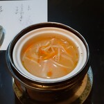 趙の飲茶 888 - もやしと玉ねぎ、人参などが入った中華スープ