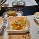 趙の飲茶 888 - お粥の付け合わせ。しめじ、キャベツ、ニンジンなどの和え物（お酢がきいてます）。