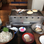 Hamachaya Yamashou - 貝がひらくまでじっと待ちます　釜揚げしらす丼も絶品です