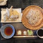 武蔵坊 - 秋の天せいろです。蕎麦は二八です