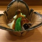 中善 - ｸﾞﾘｰﾝｱｽﾊﾟﾗｶﾞｽ､トリ貝､新玉葱､スナックエンドウ､じゃがいもの餡と黒酢をかけて