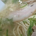 江ちゃんラーメン - にんにくをスープに馴染ませる♪