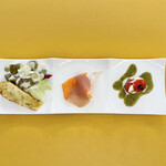 メルカート - アンティパスト。右のバジルソースですグラスの白ワイン1杯いける。中央生ハムで赤ワイン1杯。キッシュはまた白ワインに戻そうかな…妄想…