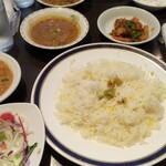 サルマ ティッカアンドビリヤニ - チキンカレー。写真左中央がカレー。