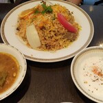 サルマ ティッカアンドビリヤニ - ビリヤニ。写真左下は豆カレー。右下がヨーグルトサラダ。