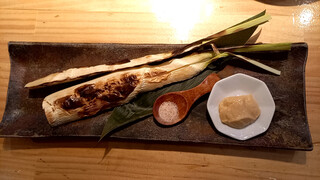 Sumibaka Ichidai - 青森産マコモダケ炭火焼。ピンクソルトか味噌マヨでいただきます♪