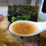 ラーメン 町田家 - 油多めのスープ