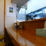 弥助ラーメン - L字型のカウンターのみ
