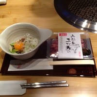 焼肉トラジ 京橋店 - 薬味と、パックが出て来て～自分でパックをあけ混ぜました♪