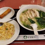 熊猫飯店 - 鶏肉入り塩ラーメン、半チャーハンセット