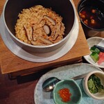 舞浜Teppanyaki＋ - 鮭ハラスと椎茸の釜飯  イクラ添え
