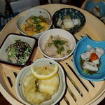 Meishu Dokoro Robatayaki Heno Heno Moshi Ji - おばんざい盛り合わせ♪
                      
                      アナゴづくし！！
                      アナゴ天ぷら、アナゴ湯引き、アナゴ白焼き、アナゴ卵とじ、アナゴ酢の物♪