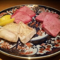 肉亭ふたご iki 新宿店 - 黒毛和牛特選厚切りタン、上タン塩、ホソ塩　　　　ホソはマルチョウとも呼ぶ