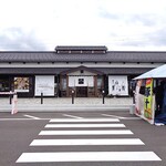 元祖 中津からあげ もり山 - 『道の駅 加治川』メインの建物の左端にあります（赤い➡︎）