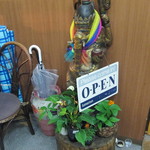 タイ田舎料理 クンヤー - 店の前の層の神様（インドでいうガネーシャ？）