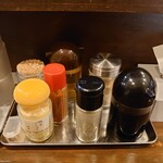 麺屋いちびり - 調味料たち