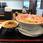 日野ラーメン - 横から