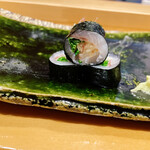 Sushi Issei - 鯵と芽ねぎとガリの海苔巻き