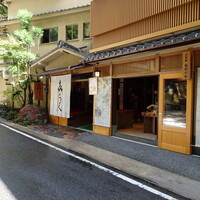 貴船喜らく - 緊張しながら入店。