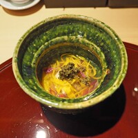 おみ乃 神谷町 - 鶏真薯 菊の花の餡 とんぶり乗せ