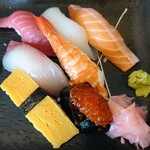 げんぶ - 令和4年10月 ランチタイム
にぎり盛り合わせ定食 740円
にぎり7貫(まぐろ、サーモン、イクラ、カンパチ、イカ、海老、玉子)、どて焼き、冷奴、みそ汁