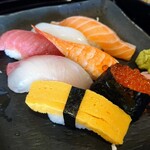 げんぶ - 令和4年10月 ランチタイム
にぎり盛り合わせ定食 740円
にぎり7貫(まぐろ、サーモン、イクラ、カンパチ、イカ、海老、玉子)、どて焼き、冷奴、みそ汁