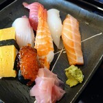 げんぶ - 令和4年10月 ランチタイム
にぎり盛り合わせ定食 740円
にぎり7貫(まぐろ、サーモン、イクラ、カンパチ、イカ、海老、玉子)、どて焼き、冷奴、みそ汁