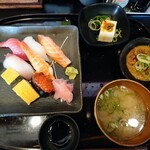 げんぶ - 令和4年10月 ランチタイム
にぎり盛り合わせ定食 740円
にぎり7貫(まぐろ、サーモン、イクラ、カンパチ、イカ、海老、玉子)、どて焼き、冷奴、みそ汁