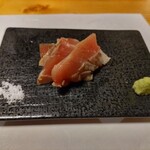 酒肴 新屋敷 - ヨコワ(めじまぐろ。本まぐろの幼魚)の藁焼き。