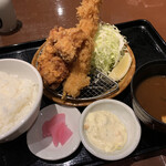 エビフライと定食 うおのぶ食堂 - エビフライと唐揚げ定食1190円