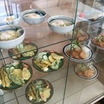 のざわ食堂 - ショーケースに並ぶおかず