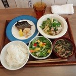 酒嚢飯袋 - 糠ニシン焼と煮物の定食950円