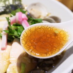 むぎとオリーブ - 甘辛い醤油スープに浮かぶのは、オリーブオイルの油滴！ 植物性なので、くどさが全くない