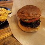 YUMMY BURGER - 手を汚さずにバーガーは包み紙の中に収まります。