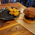 YUMMY BURGER - バーガーを包み紙の上に置きます。