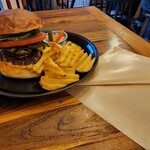 YUMMY BURGER - 包み紙を半分に折ります。