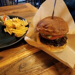 YUMMY BURGER - 折り返した紙の先端を上に引き上げます。