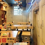 新宿3丁目 スシンジュク マサユメ - さっぱりした印象なのは銘々皿などがテーブル下の引き出しの中ゆえ。