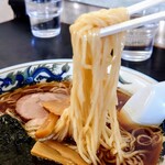 丸長 - 淡色系ストレート細麺は、加水率多め、
      柔らか、つるっつるで喉越しいい。
      小麦やカンスイの香り弱め。
      しっかりスープを蓄え美味さが増しても、
      のびた感じは少なく、しなやかなコシをキープします！