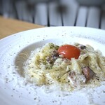 NIL CAFE&BAR - ◆トリュフ香る、濃厚カルボナーラ・・軽くトリュフの香りがして、チーズや黒胡椒タップリ。 卵黄のせ。