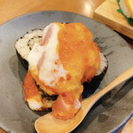 魚学マニア スシンジュク - いくらが流れ出るマウント寿司