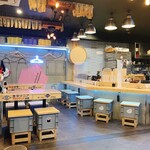 新宿3丁目 スシンジュク マサユメ - 書き割り風の壁のペイントがおシャレ。