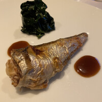 レグリエ - 沖ハタハタのグリエ、ほうれん草のソテー。
                    フォンドヴォーとシェリビネガーのソース。