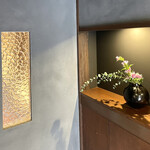 一笑 - お店を入ってすぐの玄関には生花。