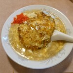 恵美飯店 - ●天津飯　700円
            ご飯の上には
            人参、ネギ、キャベツ？の入った柔らかな玉子と
            優しくて美味しい味わいの塩味の餡。
