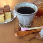 イソカフェ - 喫茶で立ち寄ったので、コーヒーセット。更に、健康ジュース。